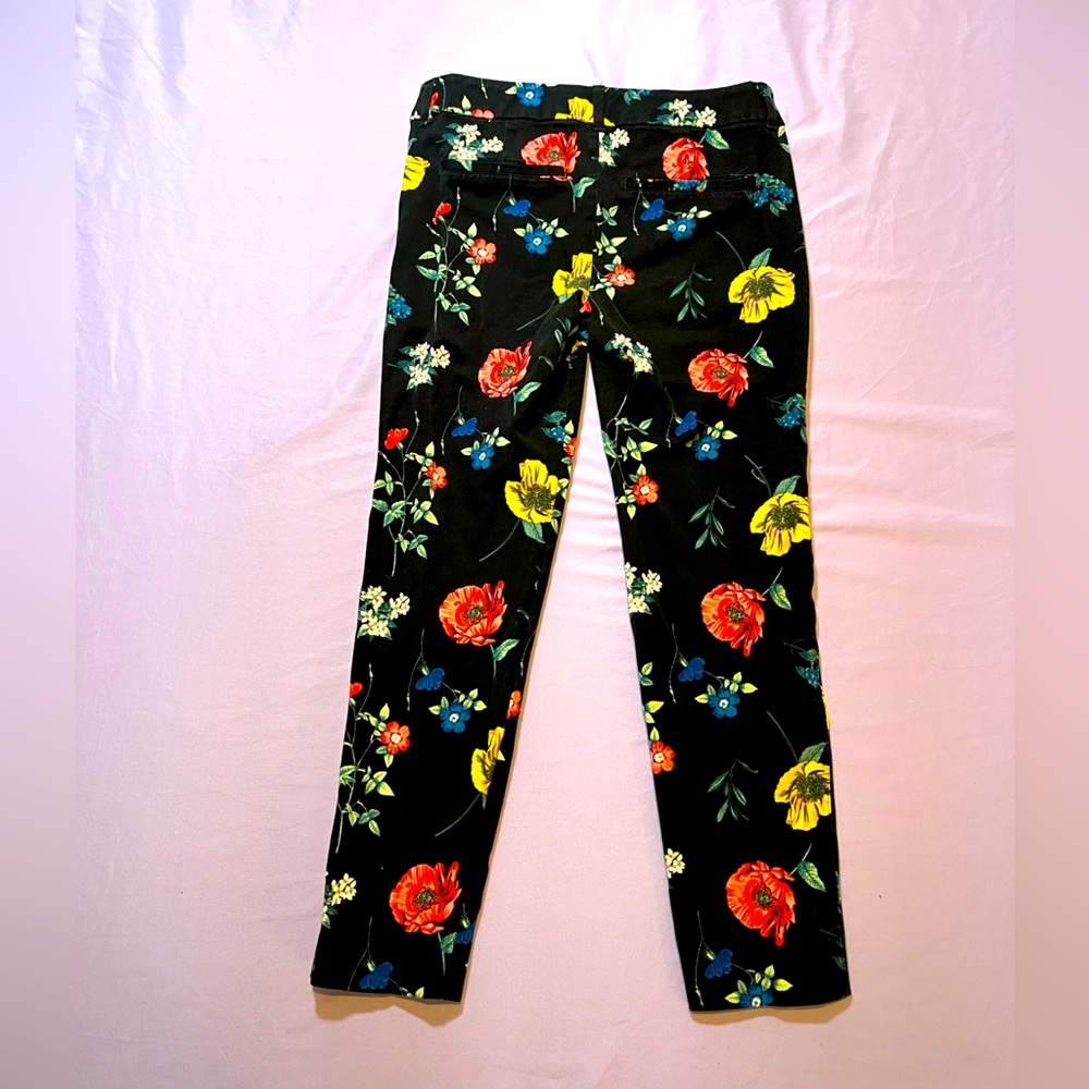 Old Navy Pixie Mid-Rise Black Floral Tapered Leg, Size 2 EUC